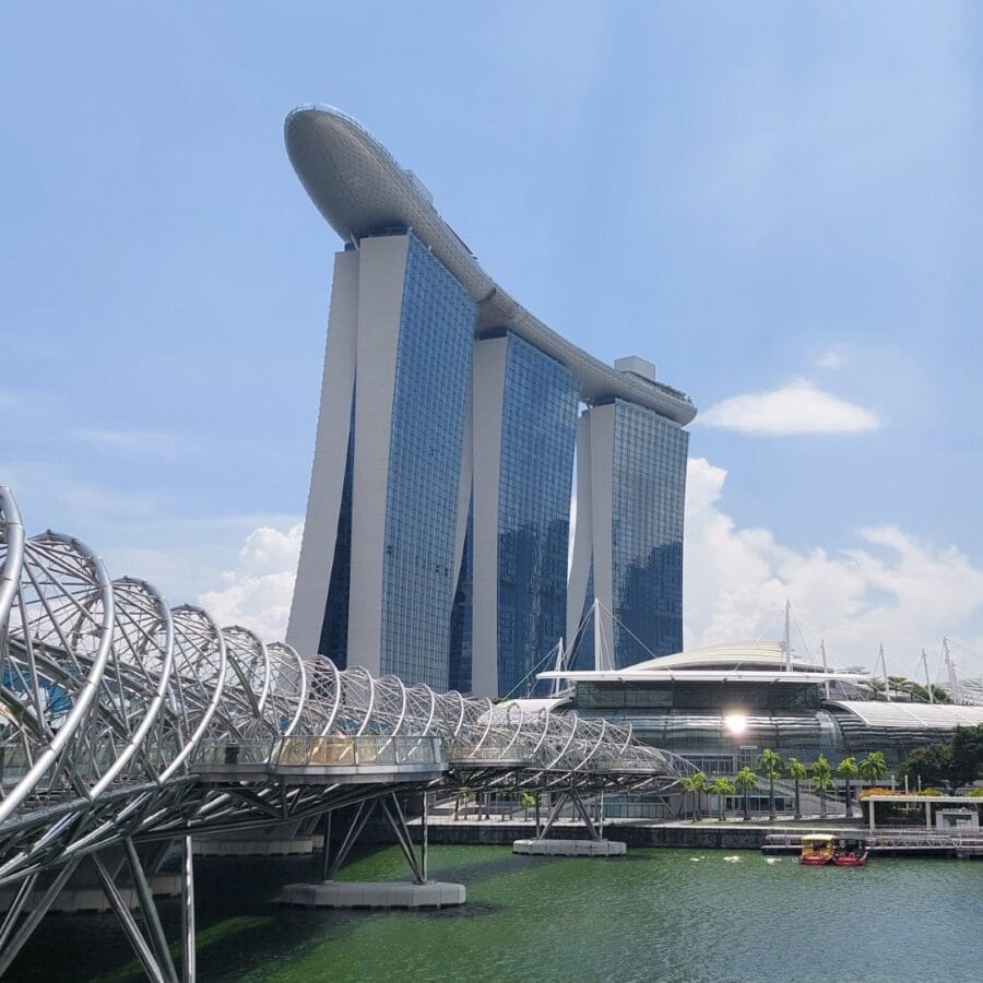 Singapore bridge to Marina Bay Sands hotel