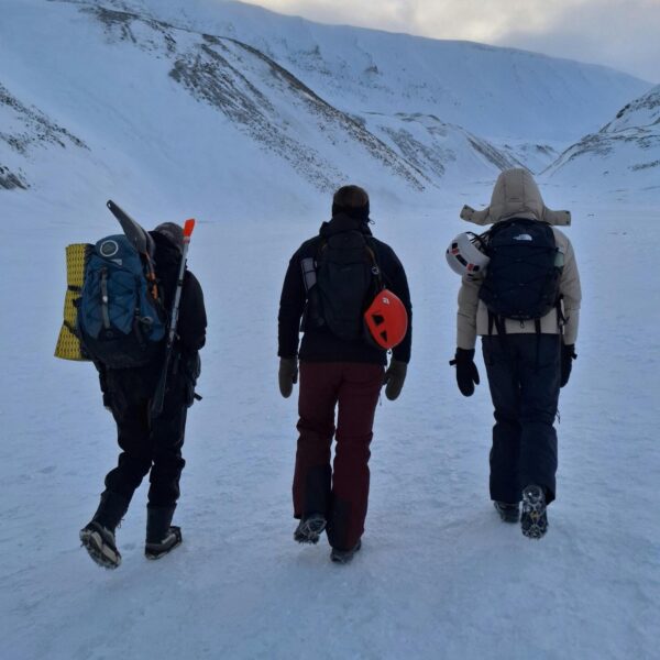 Svalbard Spitsbergen ijsgrot hike