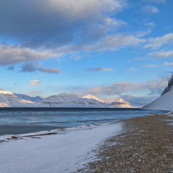 Svalbard Spitsbergen Longyearbyen sneeuwscooter tocht
Vluchten naar Spitsbergen